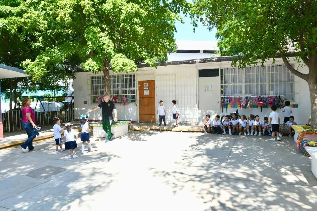 Músicos tocan afuera de kínder para animar a los niños en Culiacán. Foto: Captura de pantalla