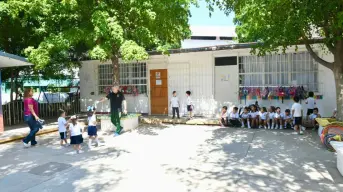 Músicos tocan afuera de un kínder en Culiacán para animar a los niños ante inseguridad