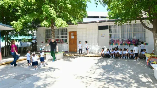 Músicos tocan afuera de kínder para animar a los niños en Culiacán. Foto: Captura de pantalla