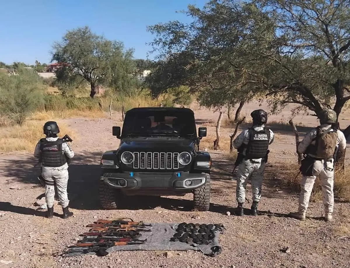 En Elota, Sinaloa decomisan camionetas blindadas, armas y cubetas de cartuchos. Foto temática.