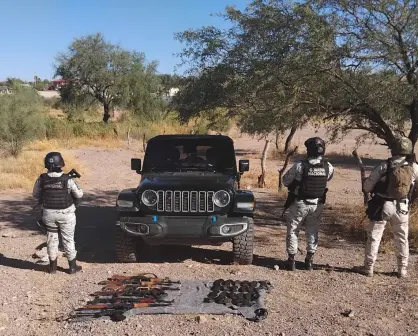 En Elota, Sinaloa decomisan camionetas blindadas, armas y cubetas de cartuchos