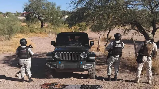 En Elota, Sinaloa decomisan camionetas blindadas, armas y cubetas de cartuchos. Foto temática.