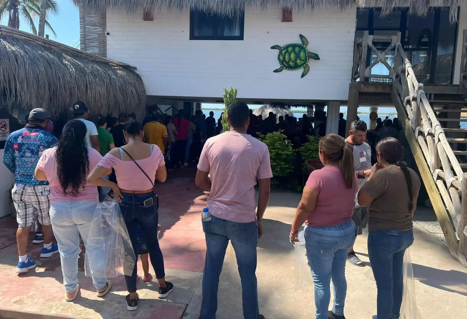 Los vecinos de Altata acudieron para recibir despensas por parte del Banco de Alimentos.