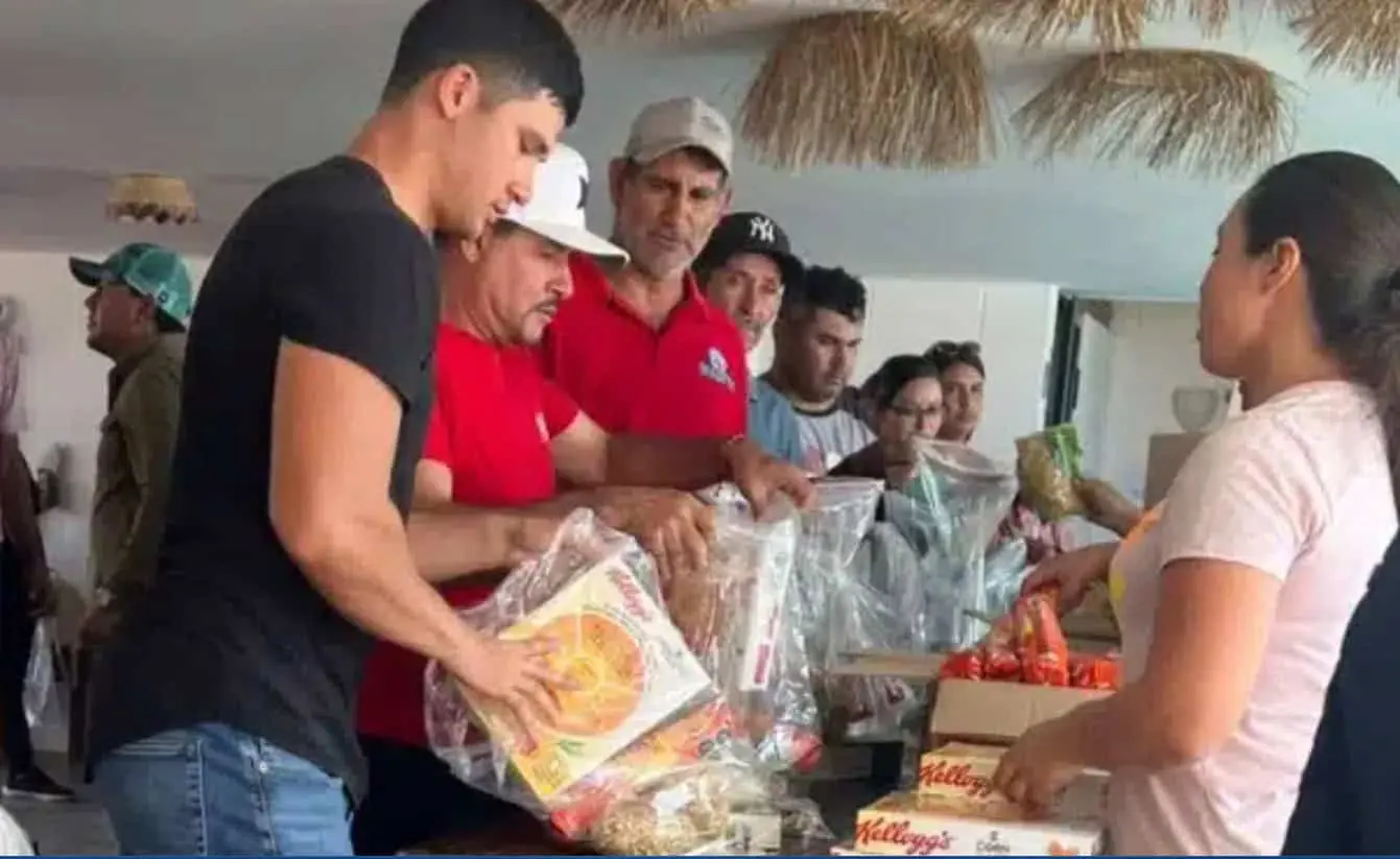 El Banco de Alimientos de Culiacán y la población civil, se unió para poder llevar alimento a los habitantes de Altata. Foto: Cortesía.