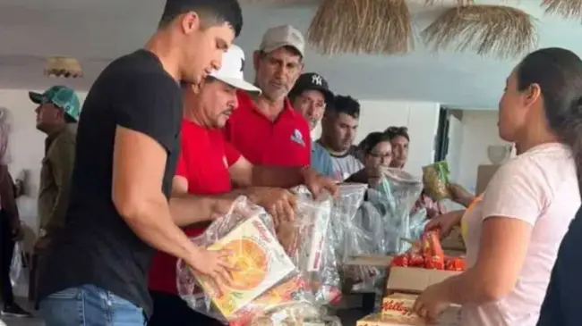 El Banco de Alimientos de Culiacán y la población civil, se unió para poder llevar alimento a los habitantes de Altata. Foto: Cortesía.