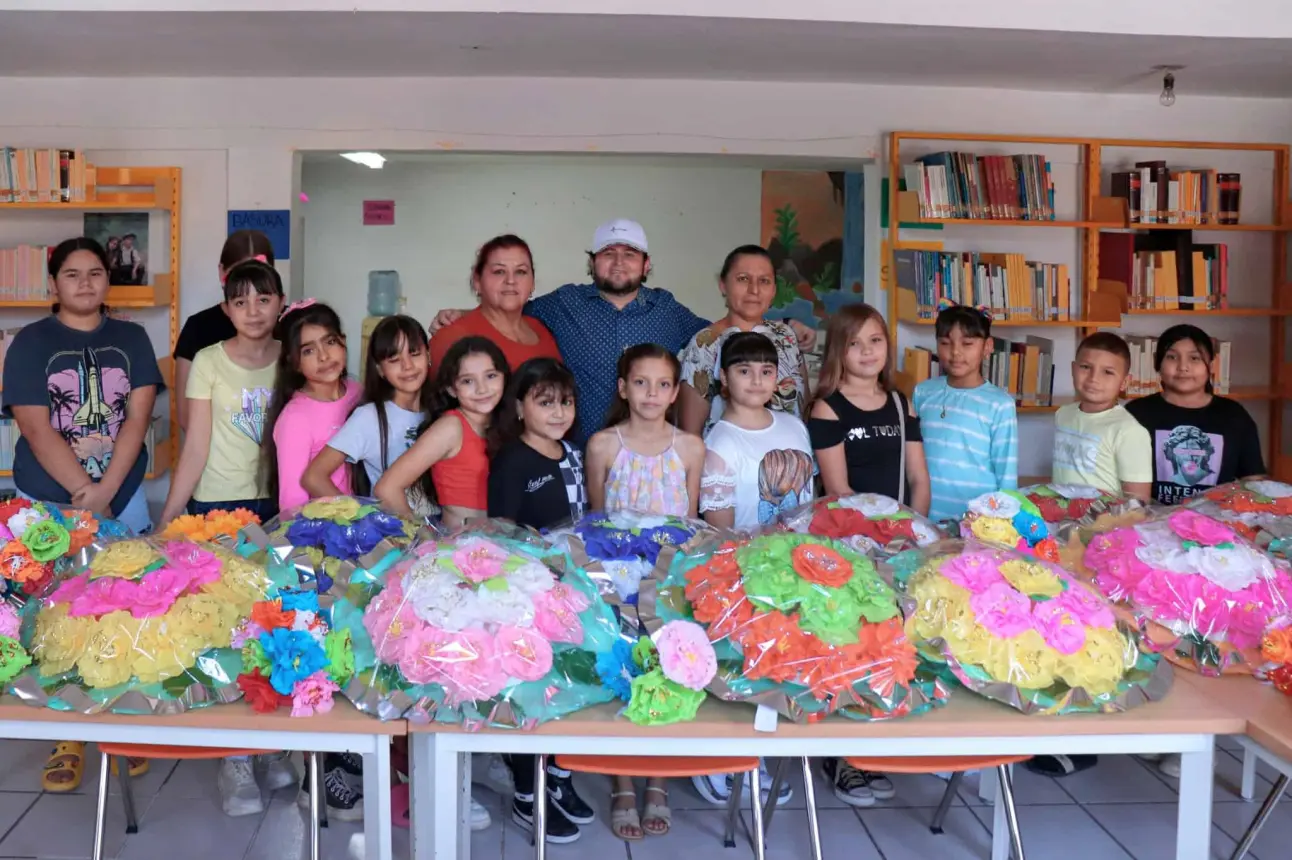 Solidaridad y tradición se unen en Quilá con el taller “Flor de almas: arte en coronas para Día de Muertos”.