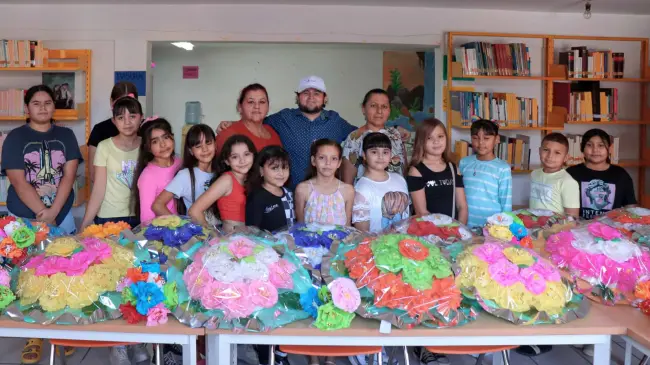 Solidaridad y tradición se unen en Quilá con el taller “Flor de almas: arte en coronas para Día de Muertos”.