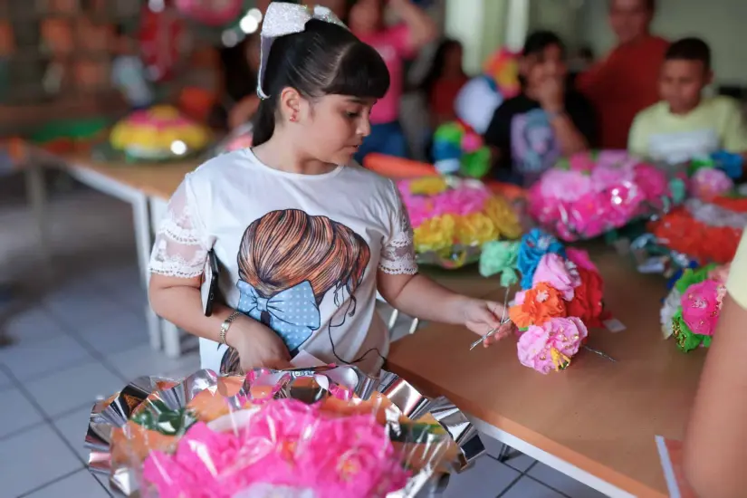 Concluye con éxito el taller de coronas para Día de Muertos en Quilá