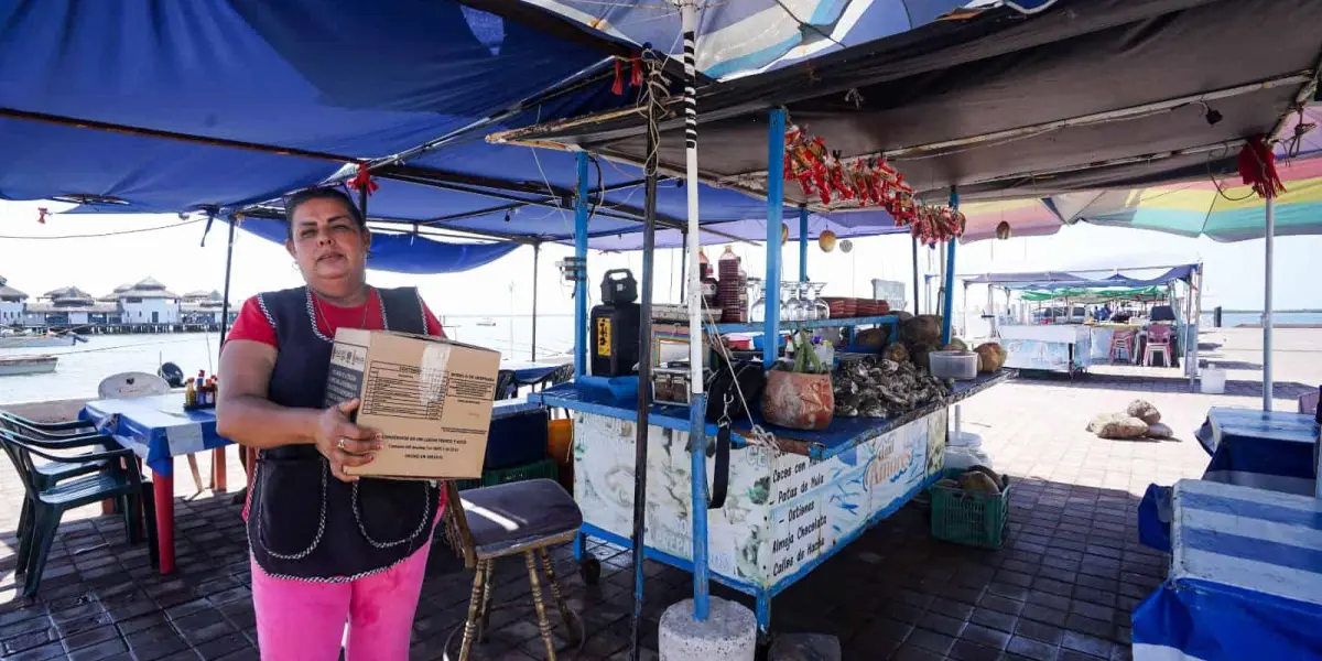 Entrega de despensas en Altata, Navolato.