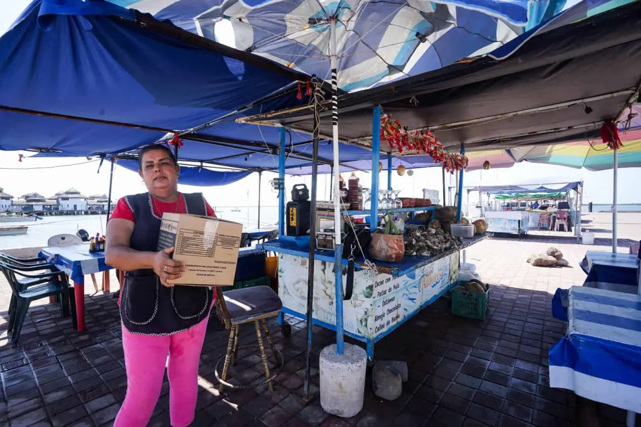 Entrega de despensas en Altata, Navolato.