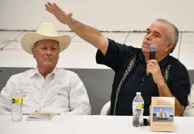 Francisco René Bojórquez presenta su nuevo libro: Playa Colorada, Angostura; Un Paraíso Con Mucha Historia