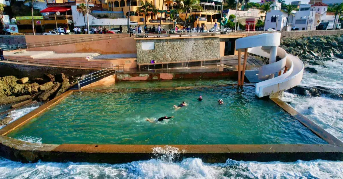 La alberca pegadita al mar de Mazatlán ya está abierta de nuevo