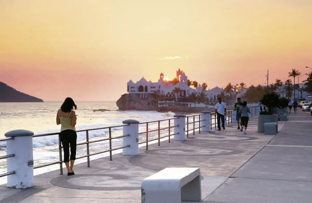 El Malecón de Mazatlán ofrece una vista espectacular a las aguas del Pacífico. Foto: México Desconocido