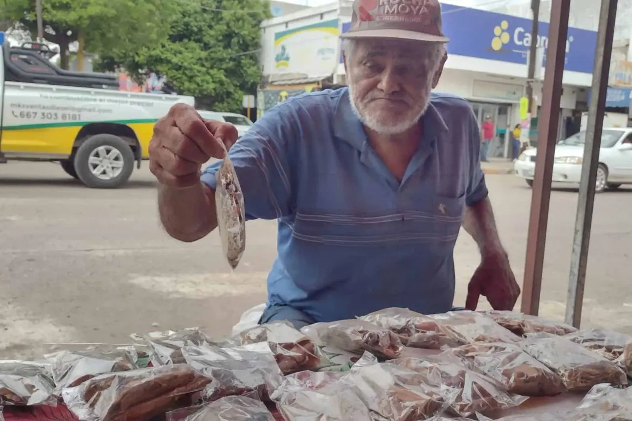 Con la venta de hierbas medicinales, Abel Hernández ayuda a otros a encontrar la salud de forma natural.