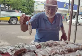 Don Abel es el hombre que lleva remedios naturales para aliviar malestares de la gente de Navolato