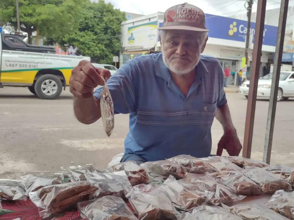 Don Abel es el hombre que lleva remedios naturales para aliviar malestares de la gente de Navolato