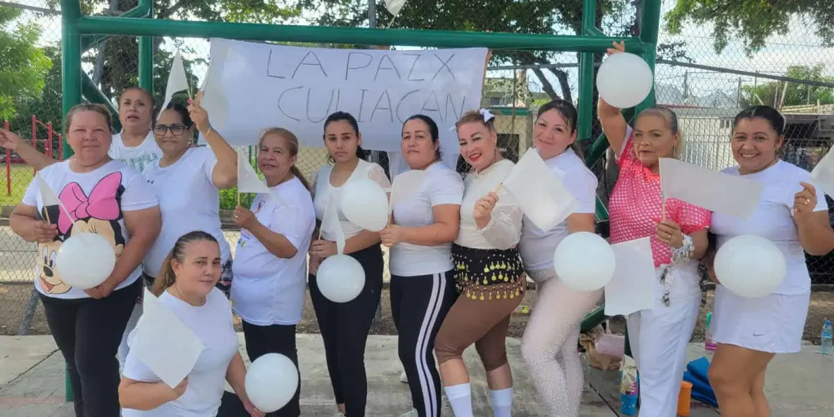 Sonia María y sus equipos de danza tipo Zumba bailan por la Paz en Culiacán, vestidas de blanco.