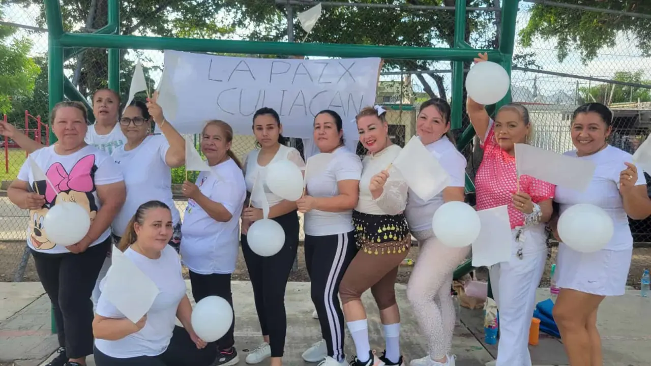 Sonia María y sus equipos de danza tipo Zumba bailan por la Paz en Culiacán, vestidas de blanco.