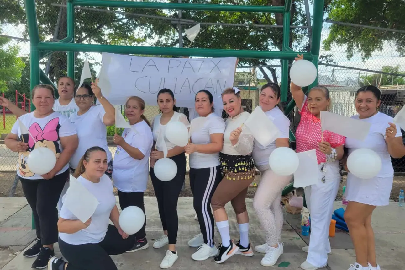 Sonia María y sus equipos de danza tipo Zumba bailan por la Paz en Culiacán, vestidas de blanco.