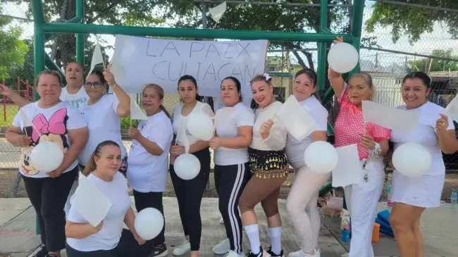 Sonia María y sus equipos de danza tipo Zumba bailan por la Paz en Culiacán, vestidas de blanco.