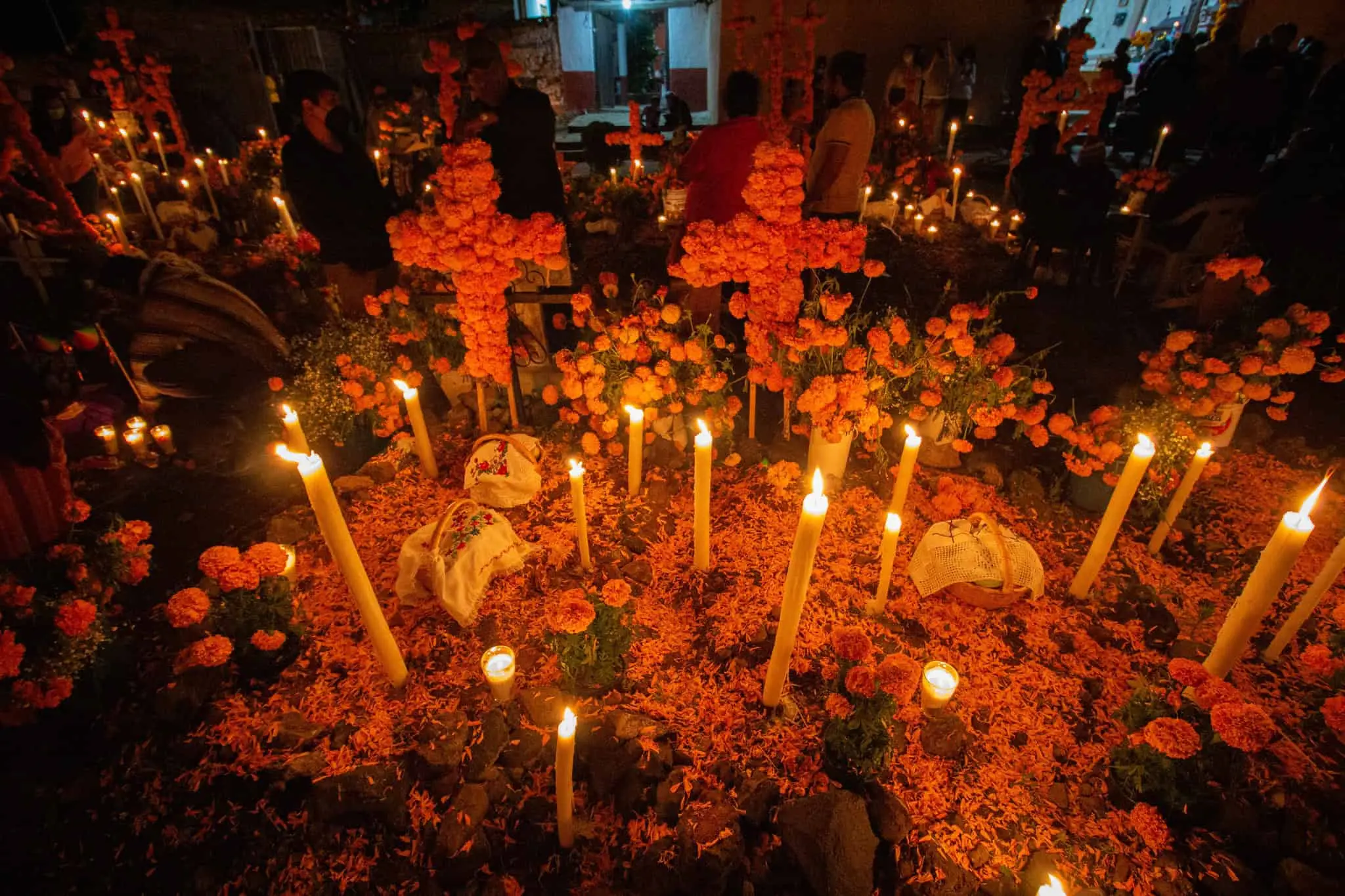 Se colocan ofrendas en honor a los fallecidos previo al Día de Muertos. Foto: Cortesía