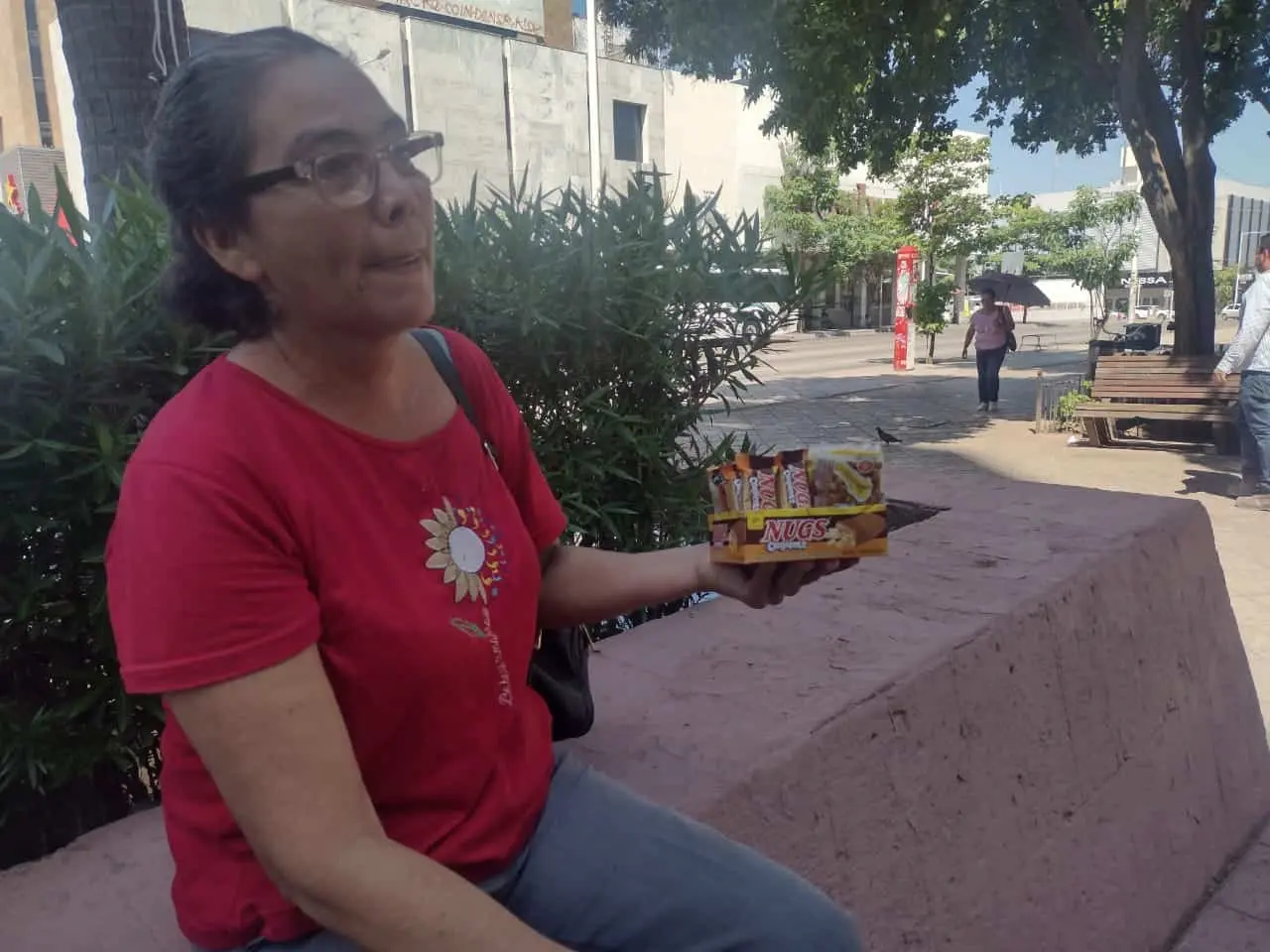 Lupita Burgos recorre las calles vendiendo dulces y buscando su salud.