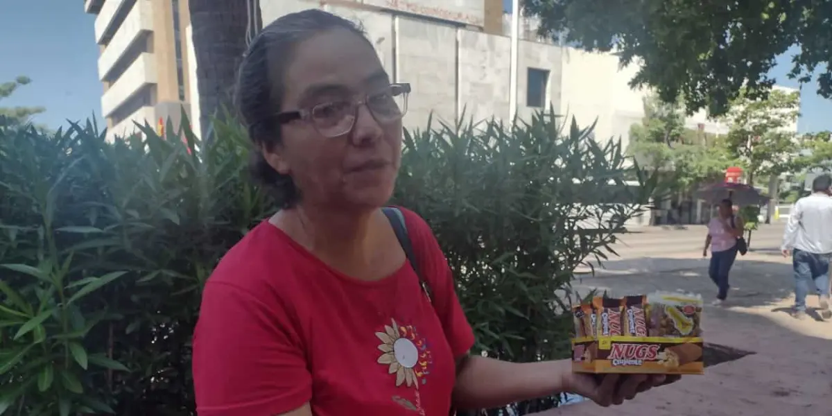 Lupita Burgos Medina recorre las calles del centro de Culiacán con una bolsa repleta de dulces.