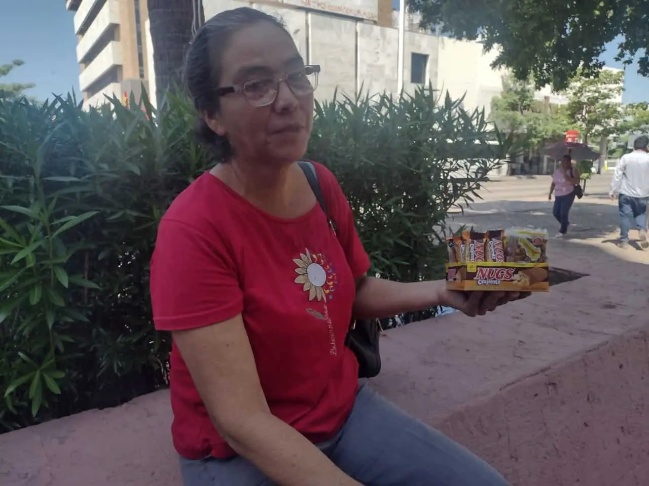 Lupita Burgos Medina recorre las calles del centro de Culiacán con una bolsa repleta de dulces.