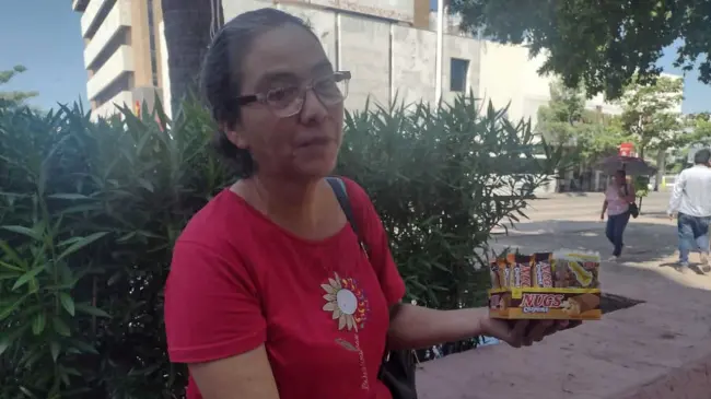 Lupita Burgos Medina recorre las calles del centro de Culiacán con una bolsa repleta de dulces.
