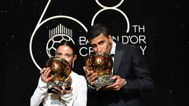 Aitana y Rodri con el Balón de Oro | Imagen: ballondor