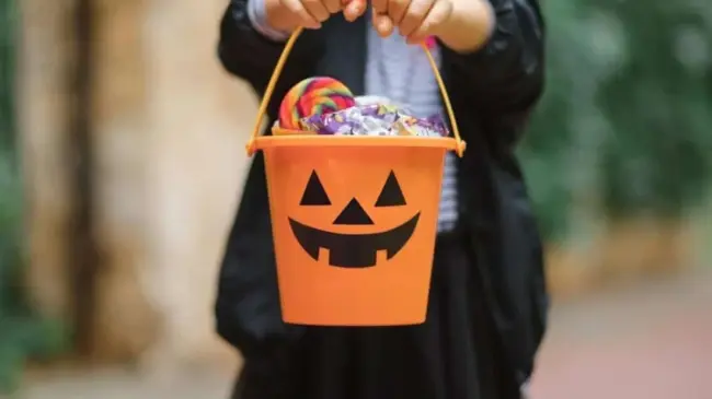 Pedir calaverita forma parte de la tradición del Día de Muertos en muchas regiones. Foto: Freepik