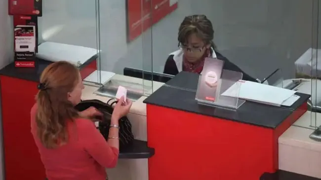 Muchas personas se preguntan si pueden acudir al banco durante el Día de Muertos. Foto: Cortesía