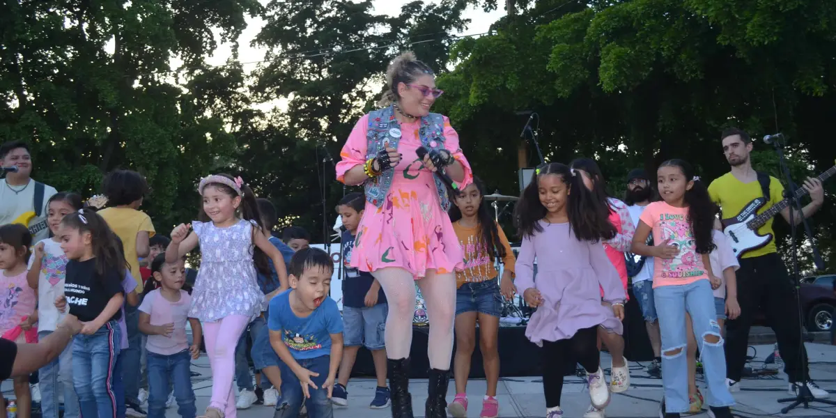 “Pistache” deslumbró a grandes y chicos en el Parque Culiacán 87, ofreciendo un espectáculo lleno de alegría y mensajes de paz como parte del Festival Cultural Sinaloa 2024. Foto: Juan Madrigal