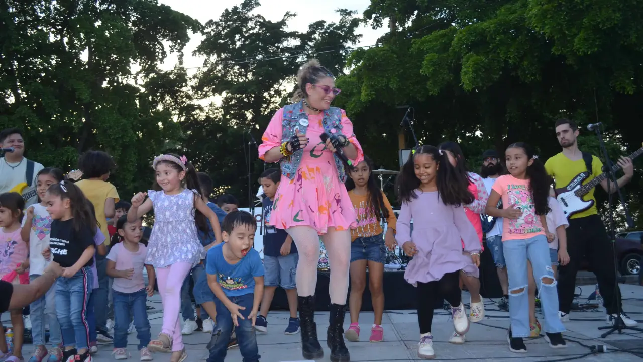 “Pistache” deslumbró a grandes y chicos en el Parque Culiacán 87, ofreciendo un espectáculo lleno de alegría y mensajes de paz como parte del Festival Cultural Sinaloa 2024. Foto: Juan Madrigal