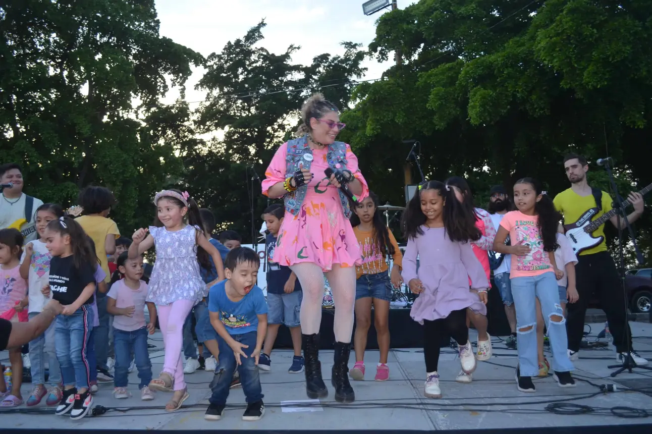 “Pistache” deslumbró a grandes y chicos en el Parque Culiacán 87, ofreciendo un espectáculo lleno de alegría y mensajes de paz como parte del Festival Cultural Sinaloa 2024. Foto: Juan Madrigal