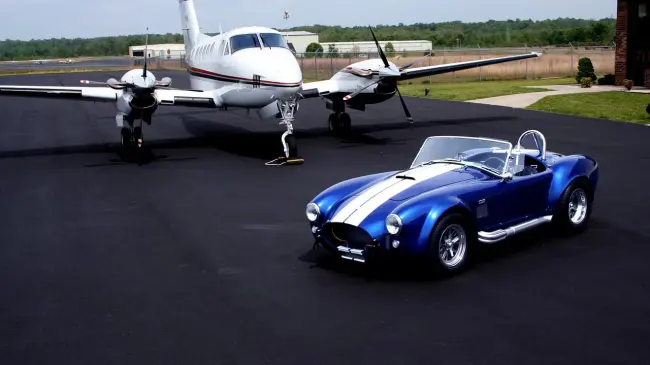 Jet Privado y Shelby. Foto. Pixabay