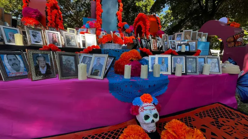 Decenas de fotos fueron puestas en el Altar de Muertos en el Parque San Martín. Foto Rodrigo Ampie