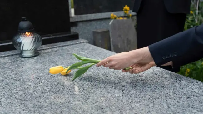 Frases para dedicar a un hermano fallecido en este Día de Muertos. Foto: Pixabay