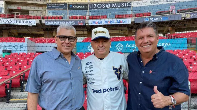 Juan José Pacho con directivos de Venados | Imagen: LAMP