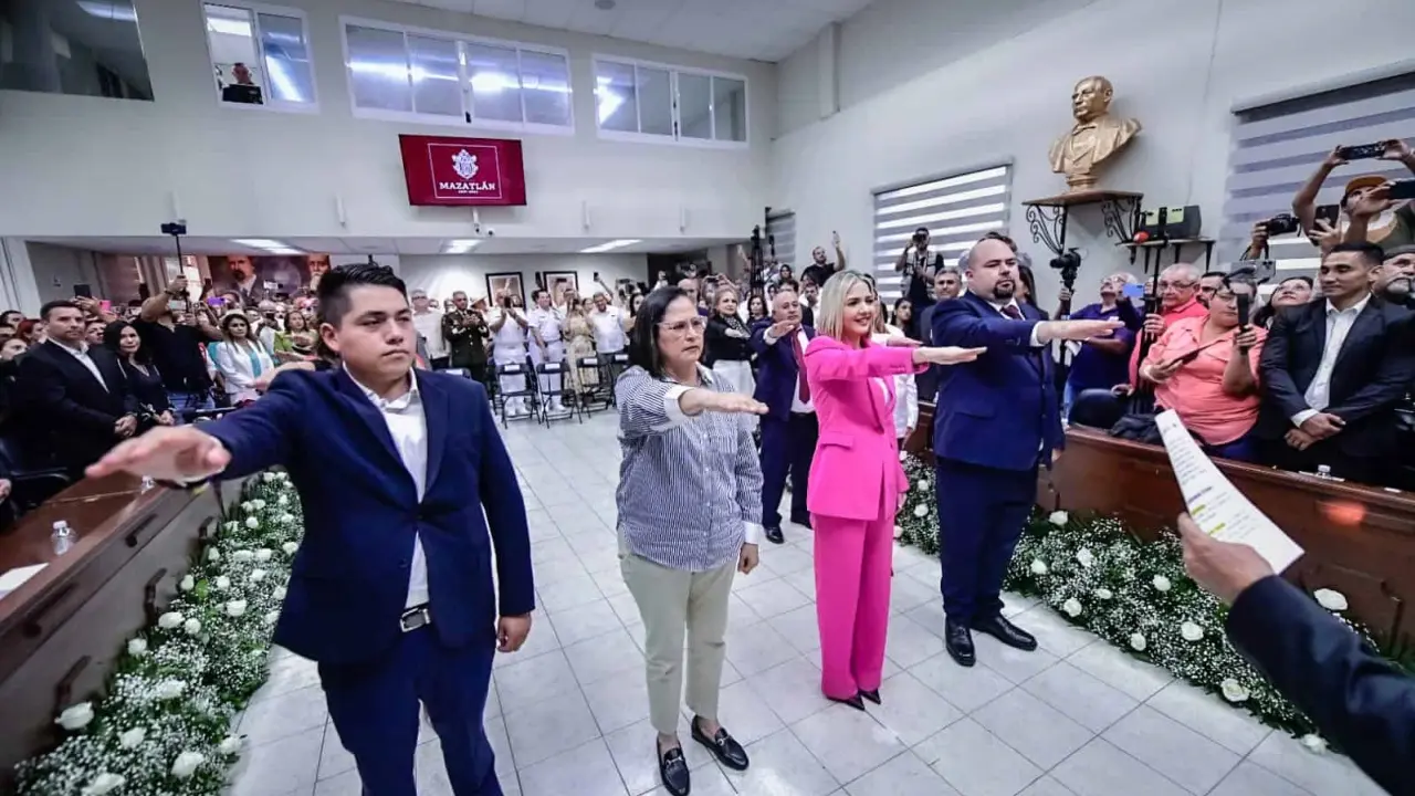 Estrella Palacios, la nueva presidenta de Mazatlán, y su equipo de trabaio. Foto: Cortesía