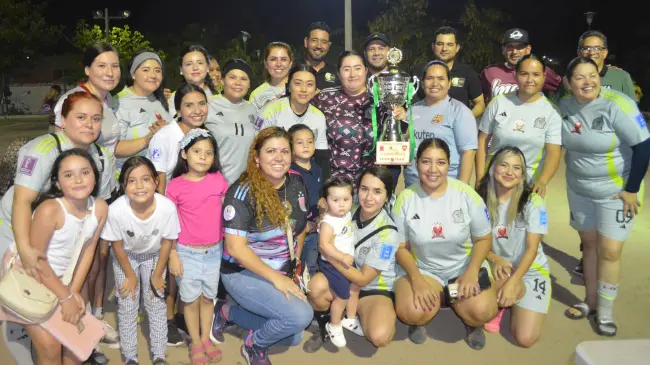 En cada torneo de fútbol organizado en la Unidad Deportiva San Pío, en la colonia Progreso, se manifiestan el talento y el compromiso de las y los jugadores.  Foto: Juan Madrigal