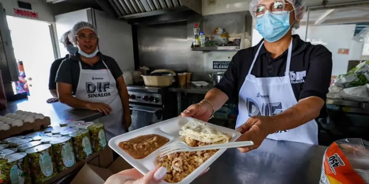 Comida caliente y despensas, es un mensaje de esperanza del DIF Sinaloa a las familias en el hospital que se ubica sobre la Calzada Heroico Colegio Militar en la colonia 5 de Mayo.