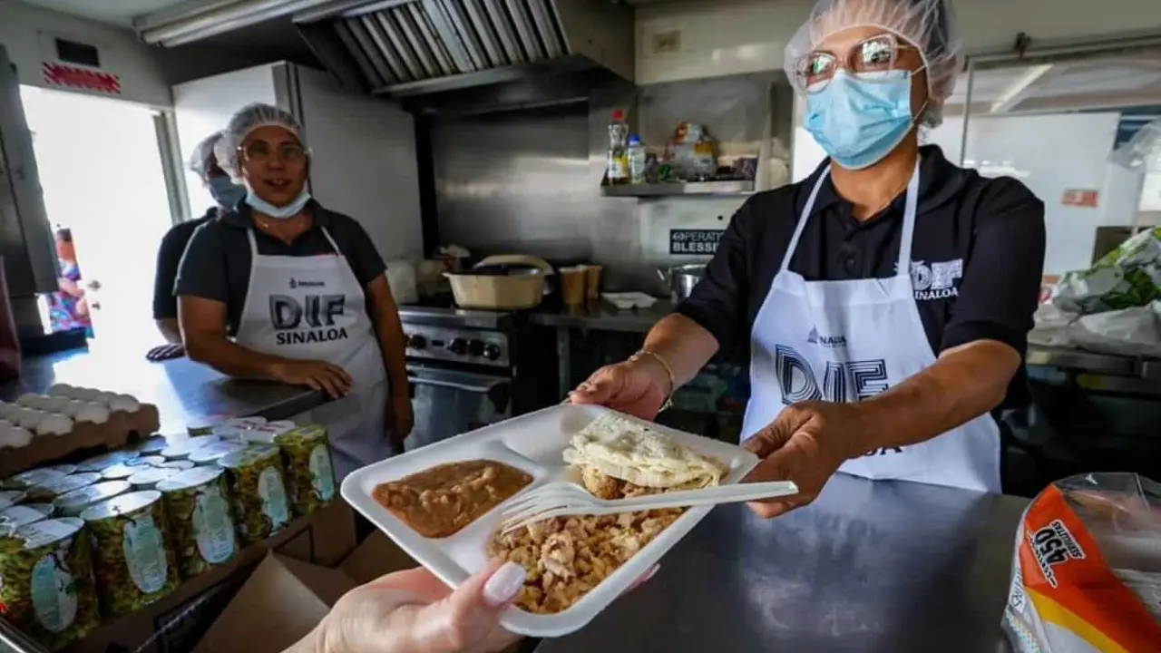 Comida caliente y despensas, es un mensaje de esperanza del DIF Sinaloa a las familias en el hospital que se ubica sobre la Calzada Heroico Colegio Militar en la colonia 5 de Mayo.