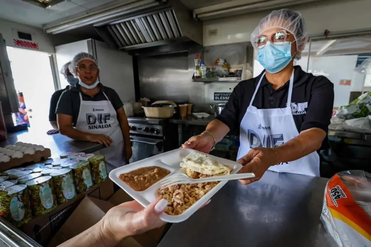 Comida caliente y despensas, es un mensaje de esperanza del DIF Sinaloa a las familias en el hospital que se ubica sobre la Calzada Heroico Colegio Militar en la colonia 5 de Mayo.