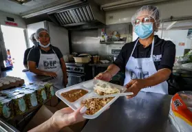 Cocina móvil del DIF Sinaloa brinda apoyo a quienes esperan en el ISSSTE de Culiacán