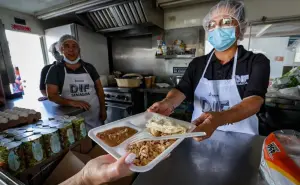 Cocina móvil del DIF Sinaloa brinda apoyo a quienes esperan en el ISSSTE de Culiacán