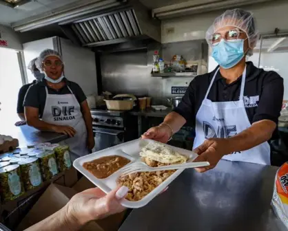 Cocina móvil del DIF Sinaloa brinda apoyo a quienes esperan en el ISSSTE de Culiacán