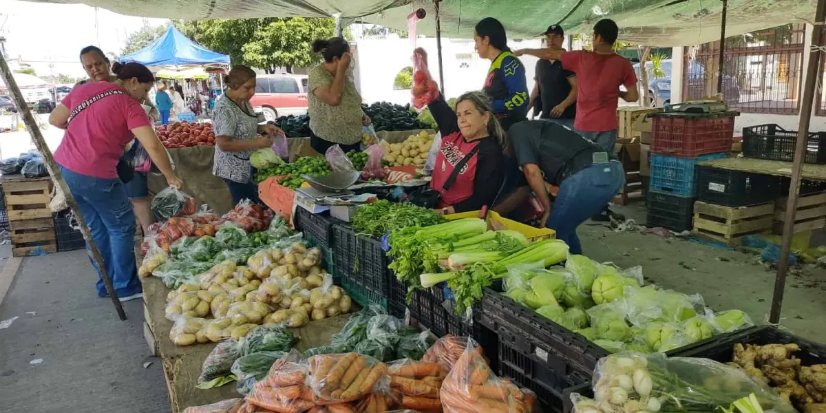 Los tianguis en Culiacán han reanudado sus actividades, convirtiéndose en una fuente vital de sustento para cientos de familias. Foto: Juan Madrigal