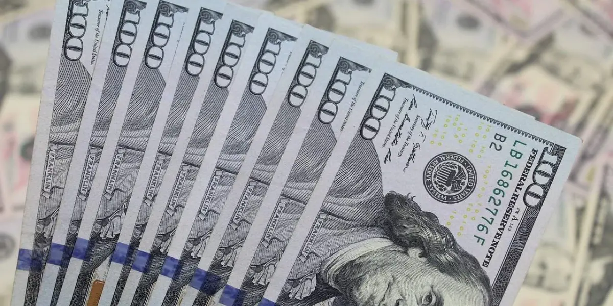 Así se cotiza el dólar en Bancoppel y Banco Azteca. Foto: Cortesía