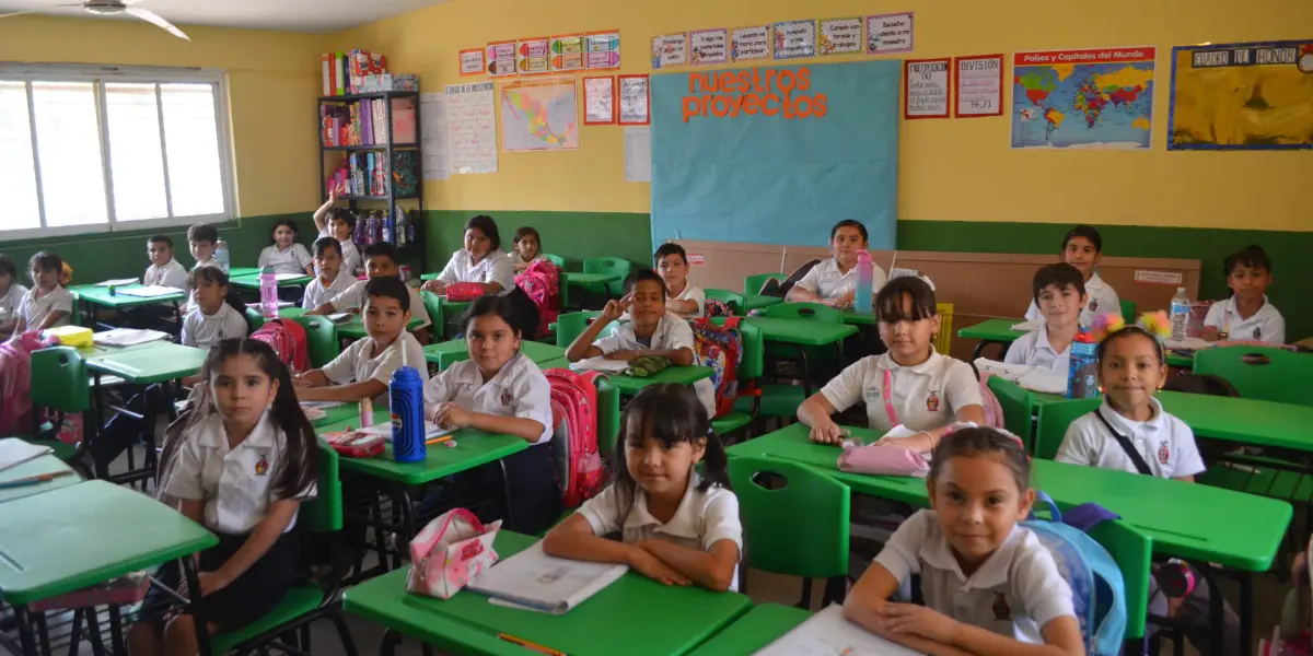 Los grupos de tercero y cuarto A recibieron mobiliario nuevo gracias a la donación de la Sepyc. Los alumnos de sexto grado, por su parte, fueron beneficiados por el mobiliario otorgado por el Instituto Senda del Río. Foto: Juan Madrigal